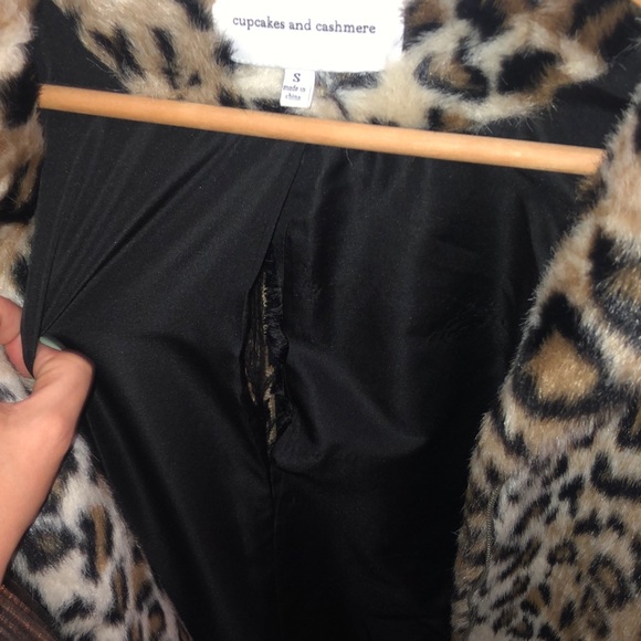 Cupcakes and Cashmere Faux Fur Leopard 🐆 coat 🧥 - Picture 6 of 6